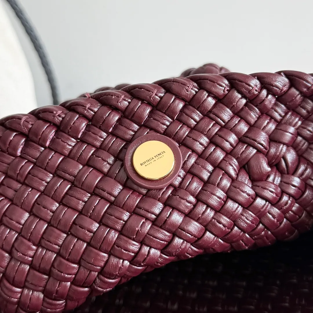 Batch 3760 BV collectible small woven handbags are really YYDS!! Bottega Veneta’s most classic small woven handbags are back! ! We use the highest quality leather with the highest craftsmanship❤️ to create the most expensive works. We have created the Intrecciato leather weaving process❤️ This unique traditional exclusive leather weaving method has not only become our logo but also reflects the time-consuming and labor-intensive craftsmanship of our products❤️ The new TOSCA handbag must be a selection worth collecting🆕 Style number: 776755 Size: 20*15.5*7cm